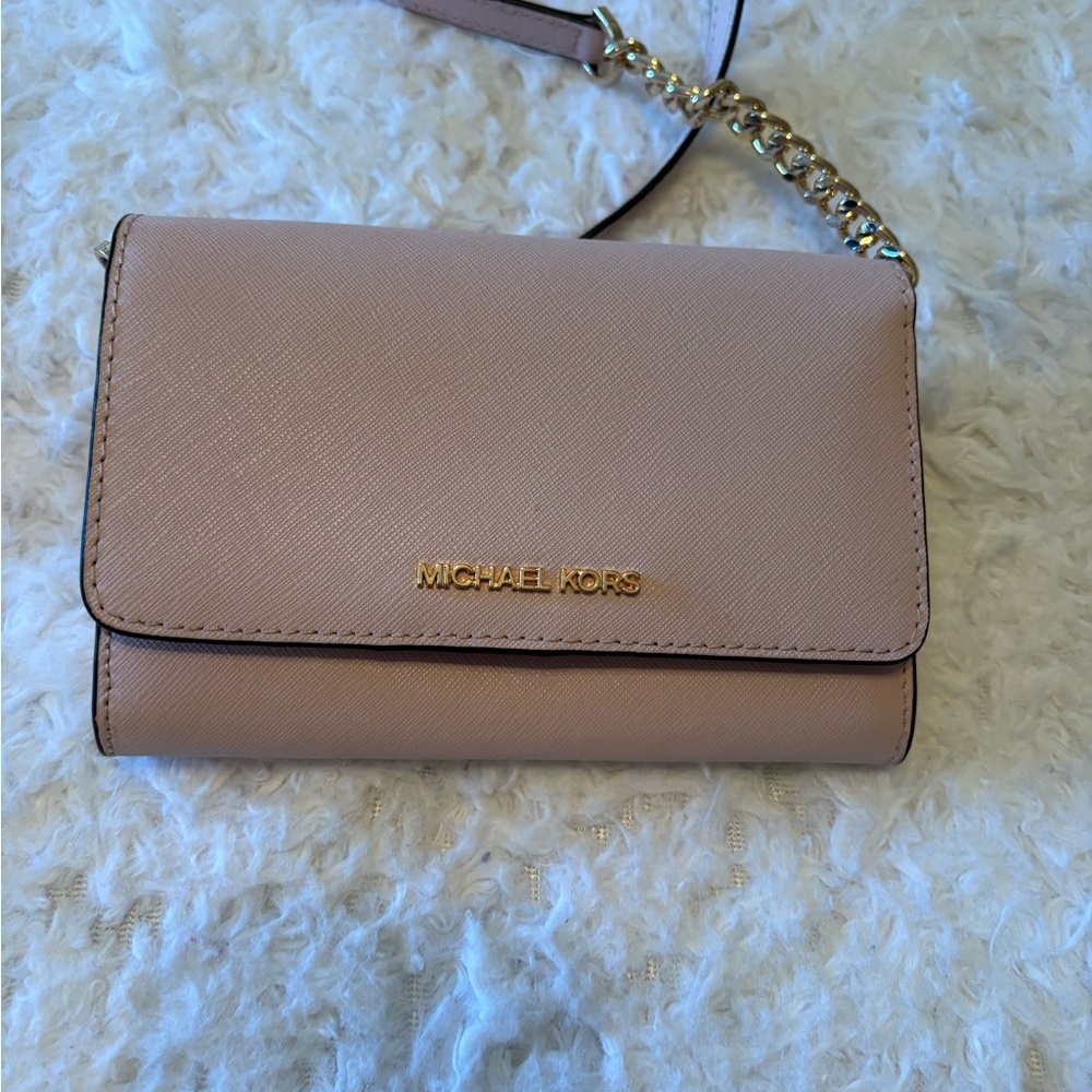 Michael Kors Light Pink Crossbody
Like new
Phone compartment